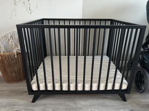 Zwarte box met boxmatras