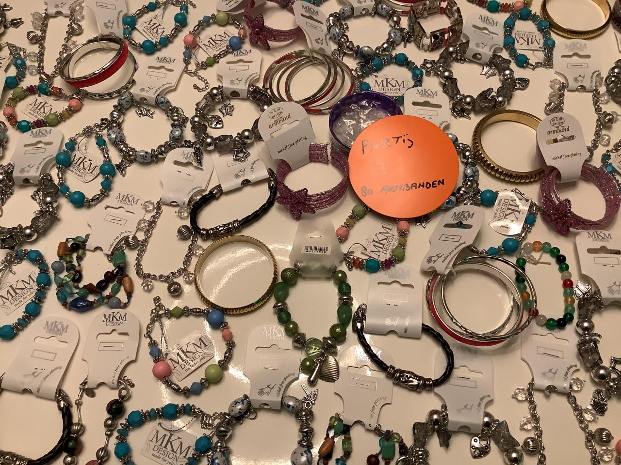 Partij mooie armbanden. ( partij 13)