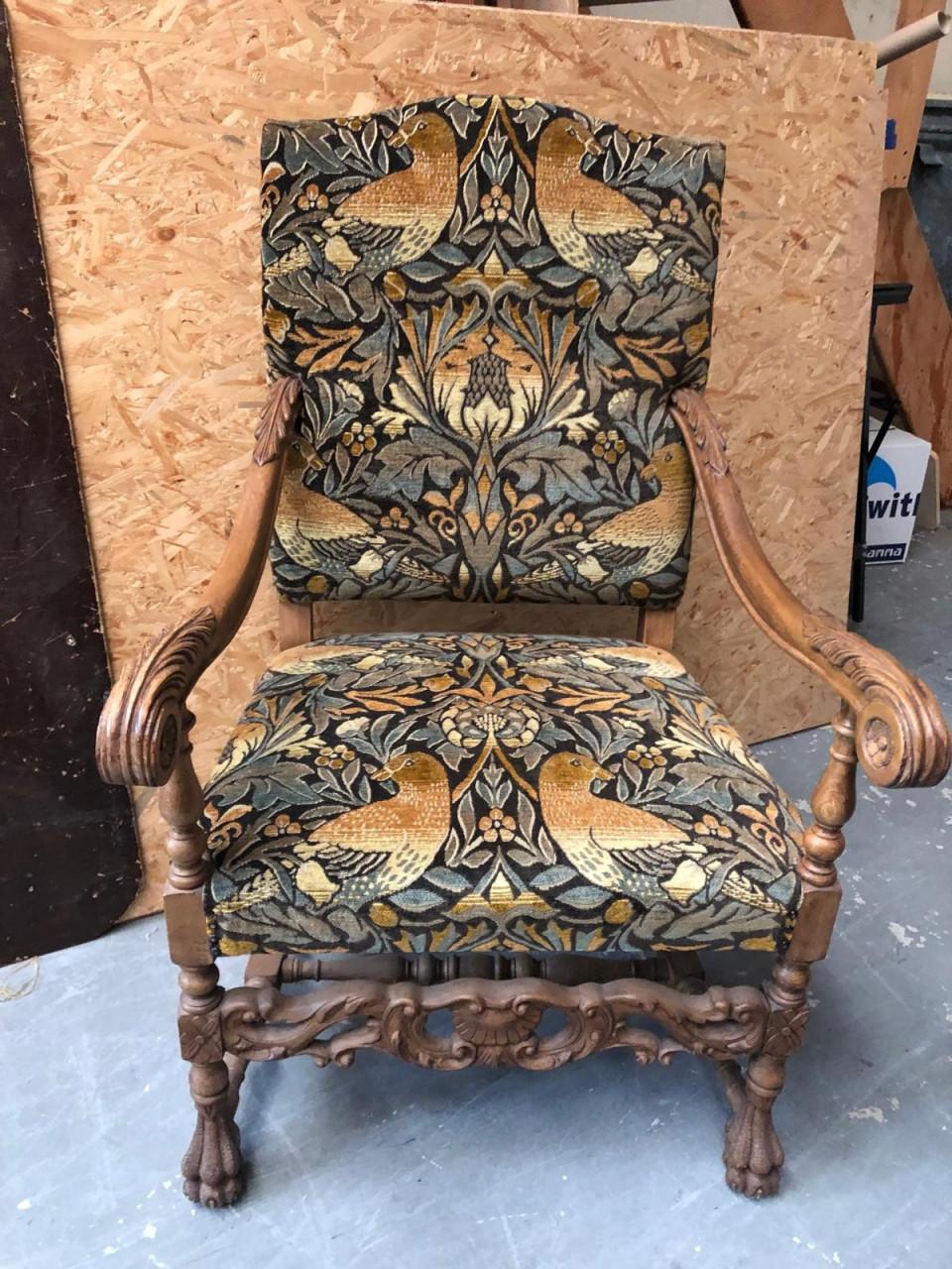Nieuw gestoffeerde klassieke fauteuil