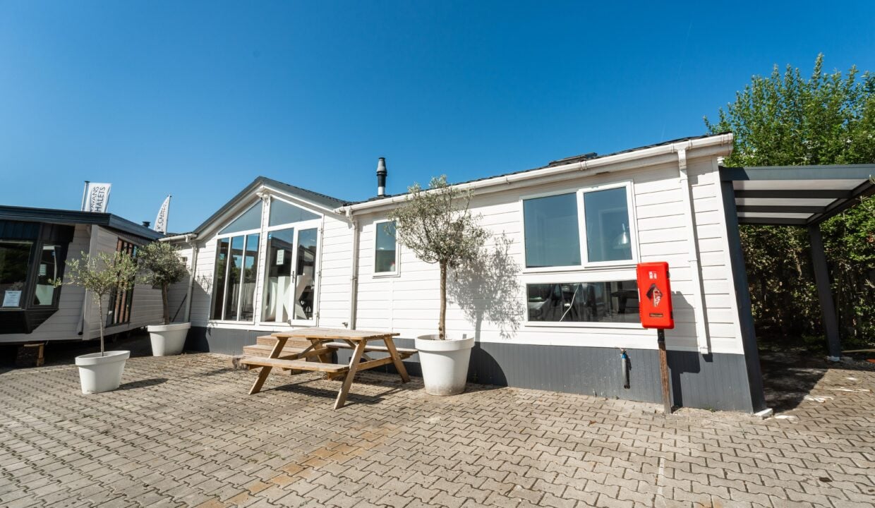 Diverse kunststof chalets te koop