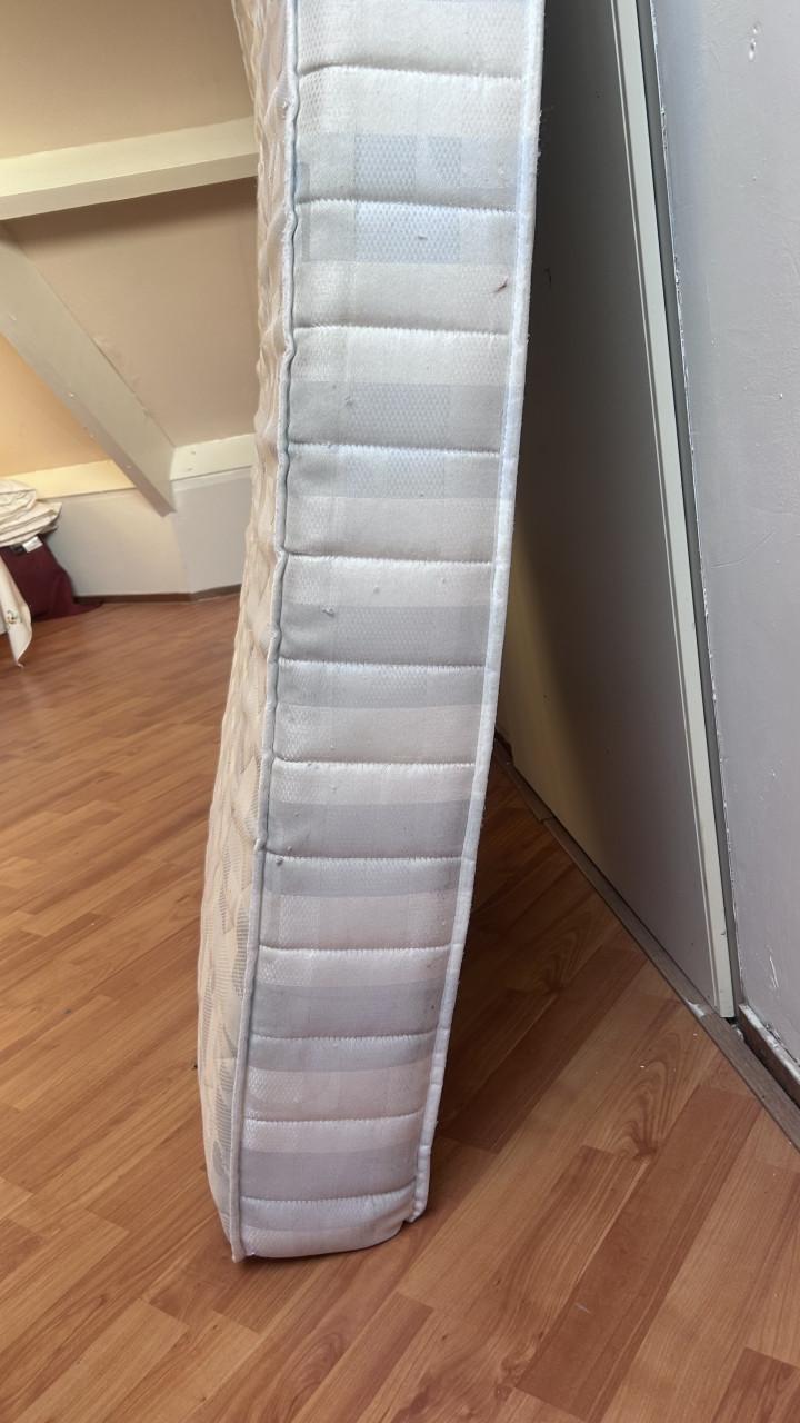 Te koop 2 eenpersoonsmatrassen 90x200 cm