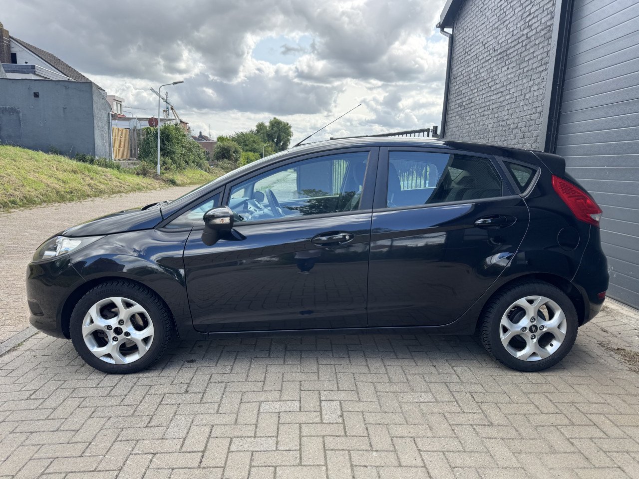 Ford Fiesta 1.25 44KW Ghia 5DRS 2010 Zwart Airco Apk Nap