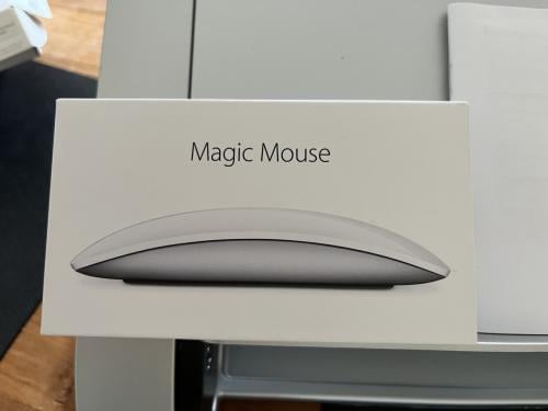 Verstelbare laptop standaard met Apple keyboard en Apple Magic Mouse