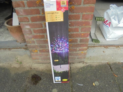 Tuinverlichting met gekleurde lichtjes