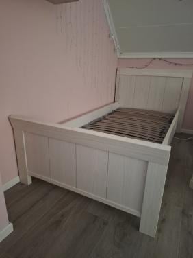 1 persoonsbed incl lattenbodem en nachtkastje