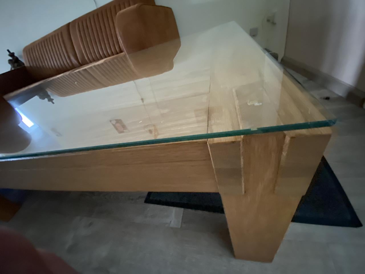 Licht eiken salontafel met glasplaat