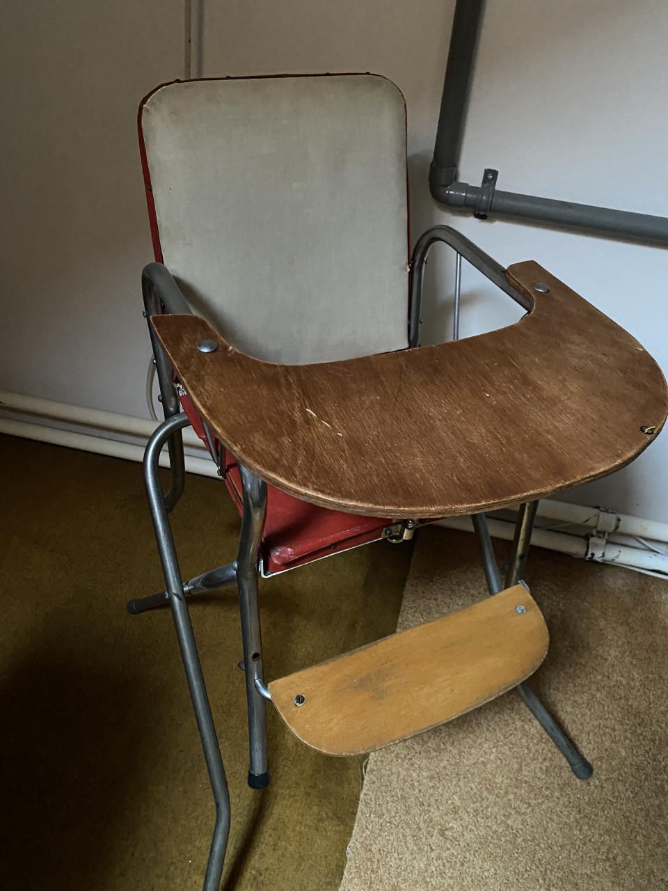 Kinderstoel uit grootmoederstijd.