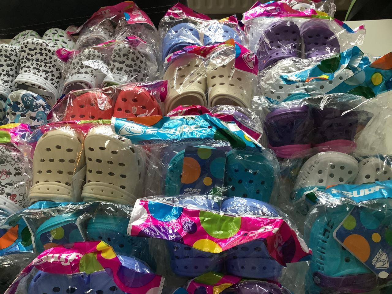 Partij leuke kinder klompen. ( partij 66)