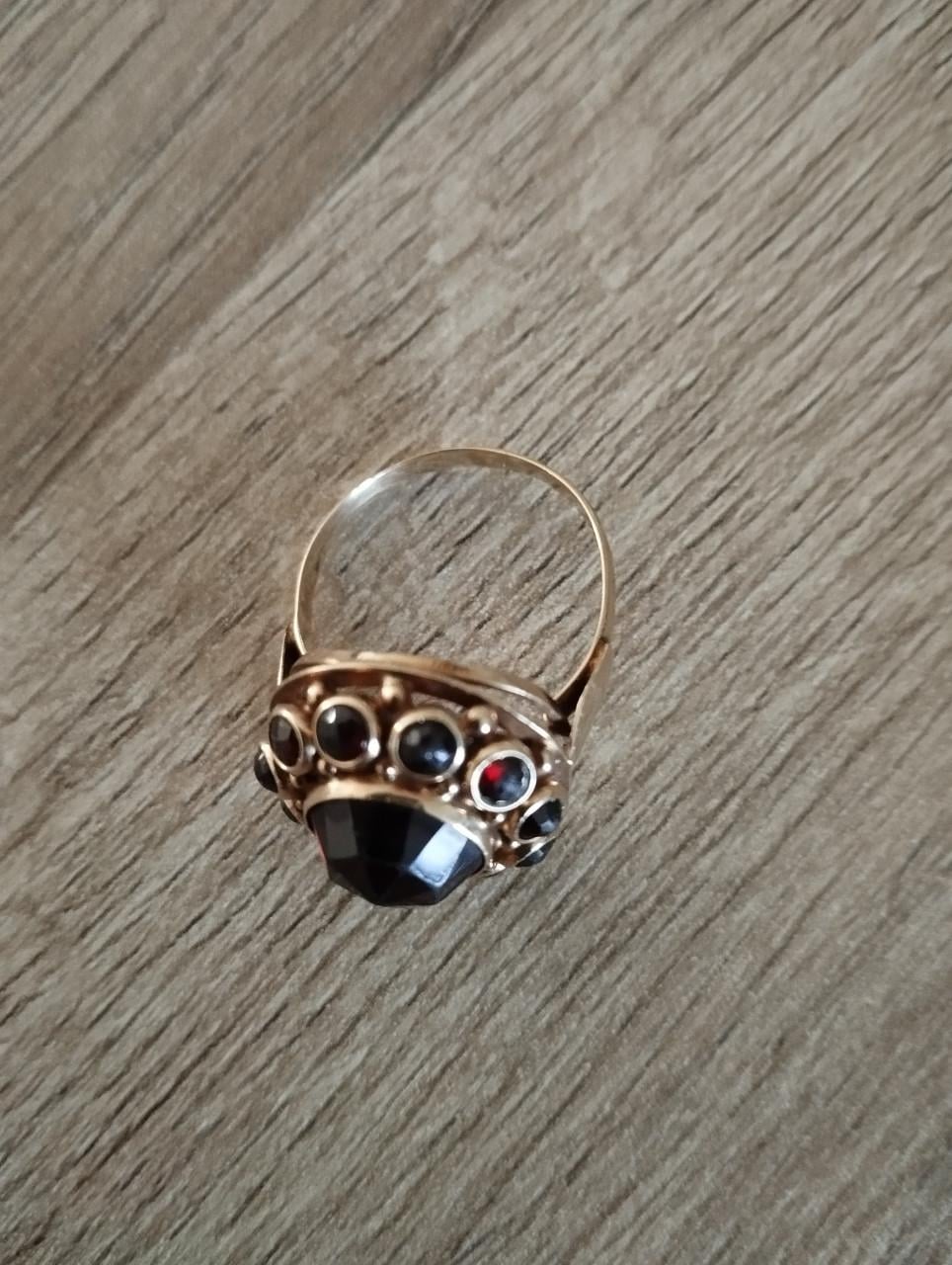 Gouden ring met granaatsteen