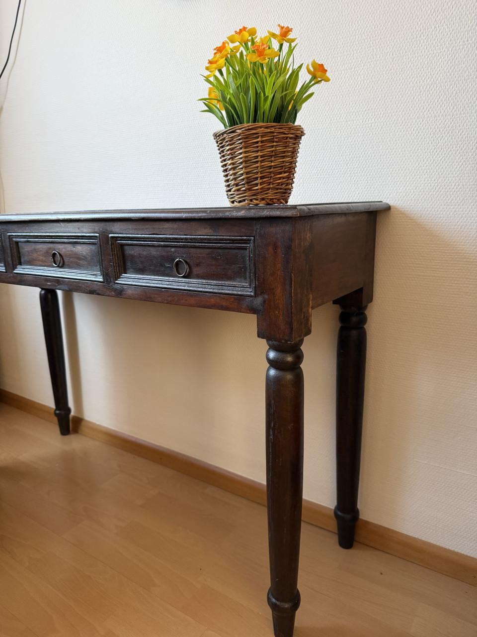 Mooi Massieve Side table, 3 lades, gedraaide pootjes, massief Mahoniehout.
