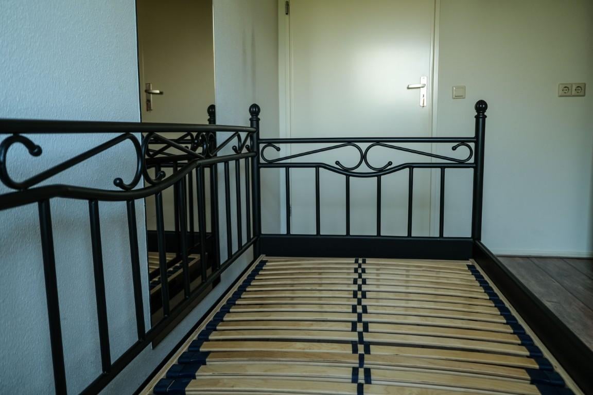 Bed 90 x 200 , metaal zwart gepoedercoat . excl. matras