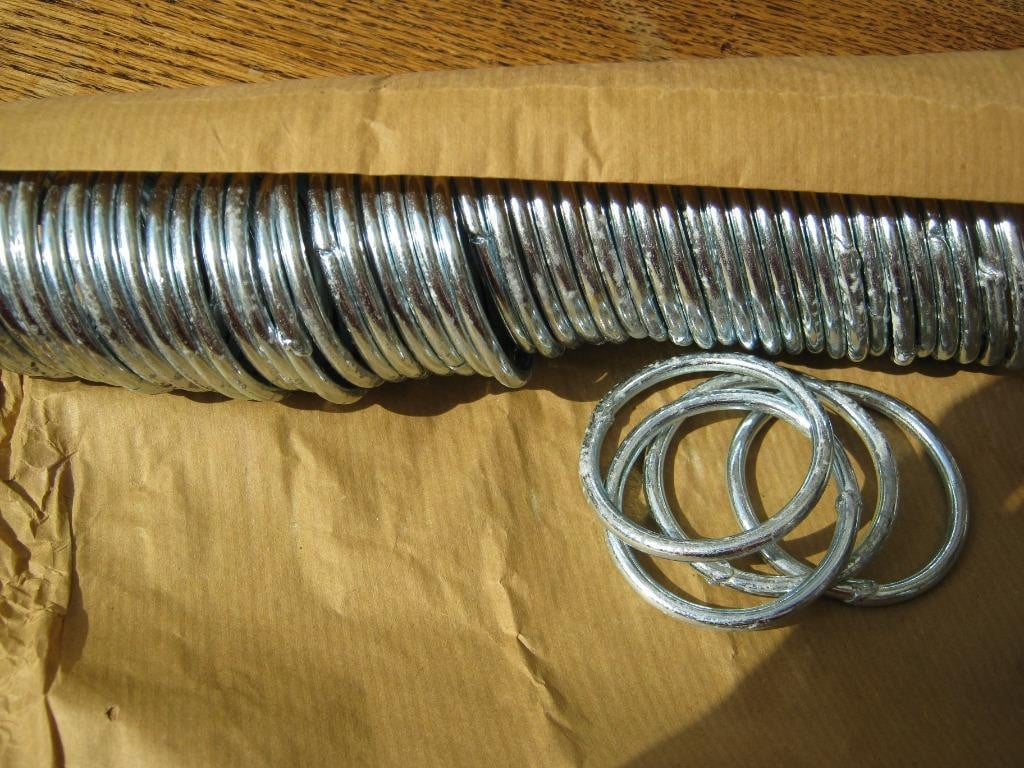 Nieuwe zinken gesmede ringen ; 4 mm x 38 mm. voor bv. accessoires op jassen