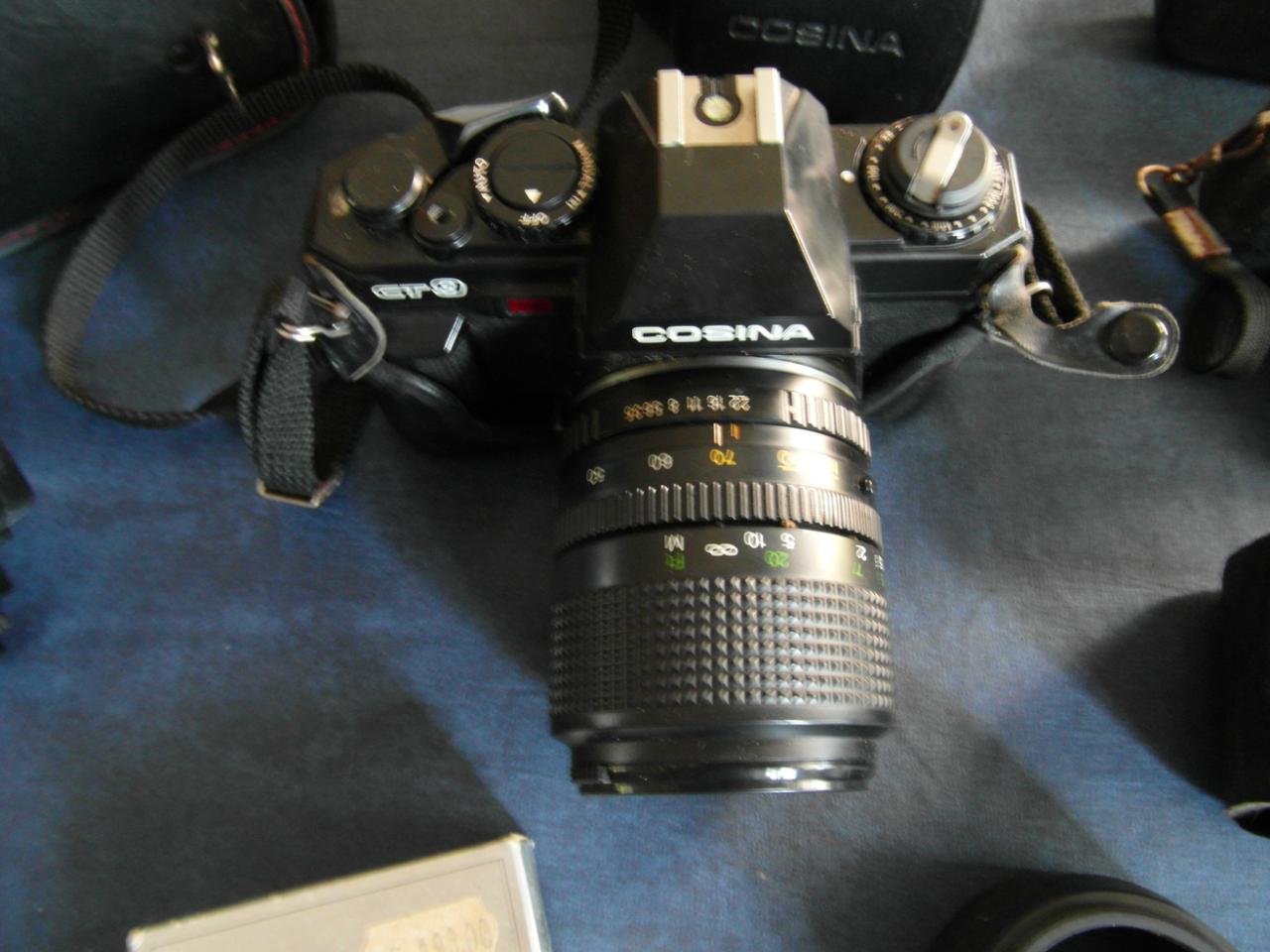 Cosina CT9 camera en Minox 35 EL camera met flitsers.