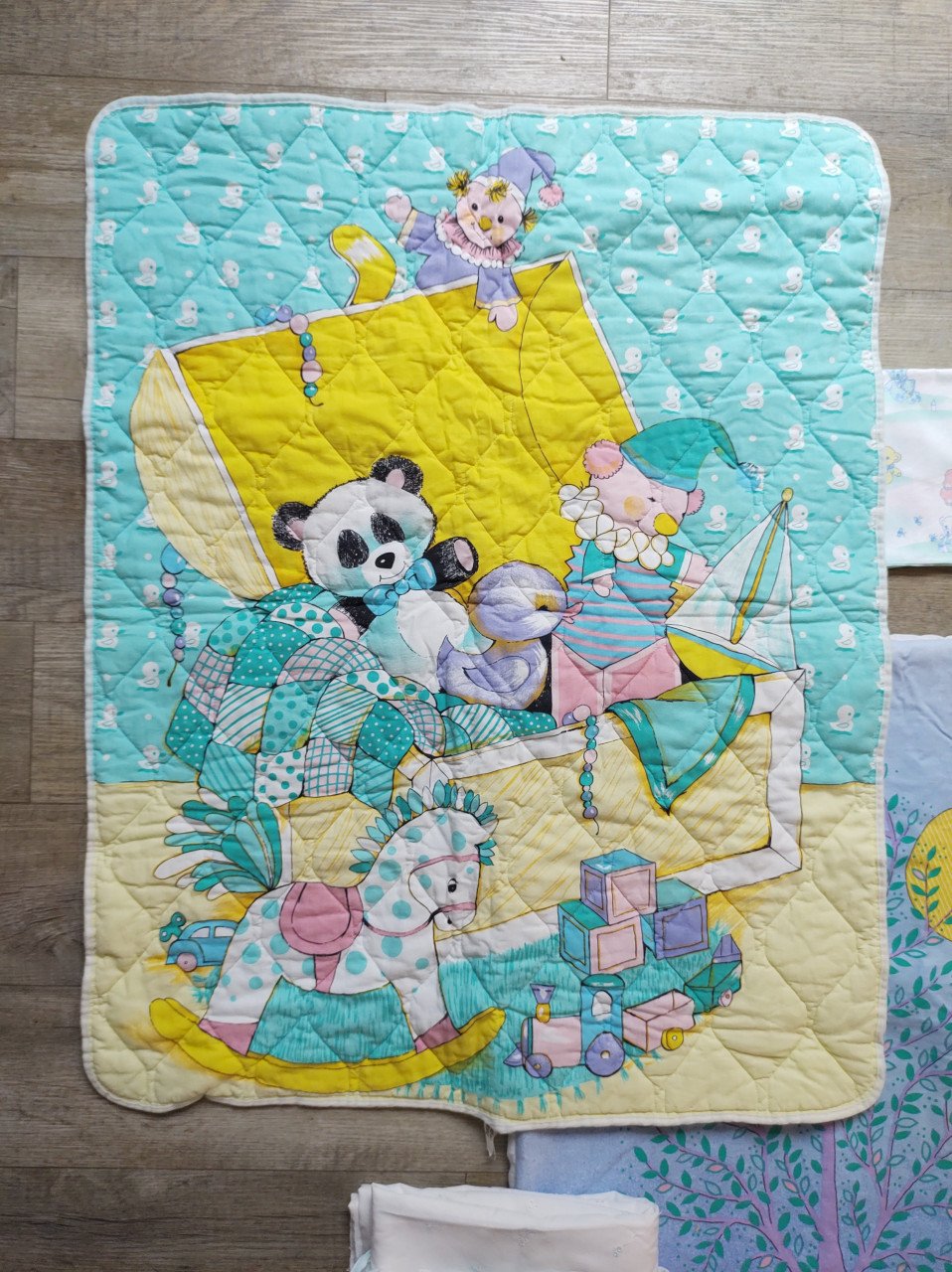 Kinder- dekbed, 2 dekbedhoezen, sloop en boxkleed.