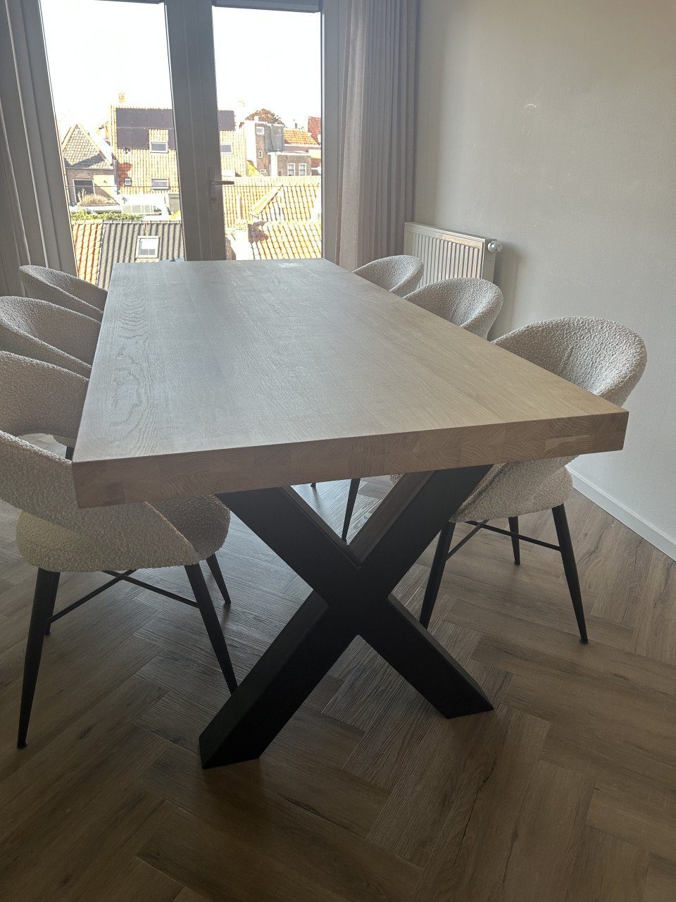 Massief eikenhouten tafel met zwart staal poten