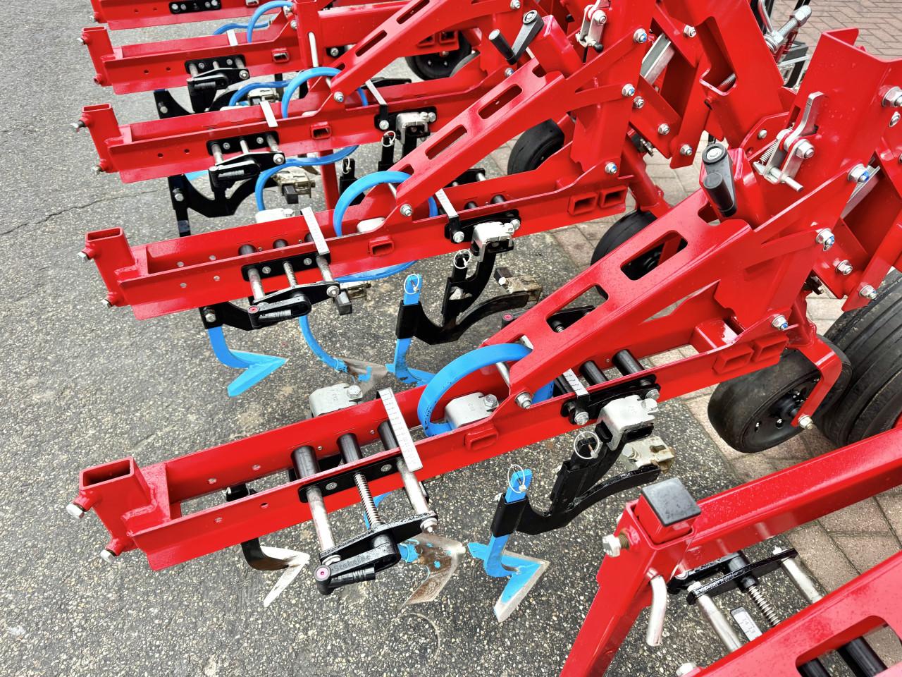 Jong gebruikte Steketee Ec weeder camera gestuurde schoffelmachine 6x50 cm