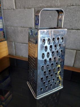 Set met (kaas)rasp en glazen ovenschaal