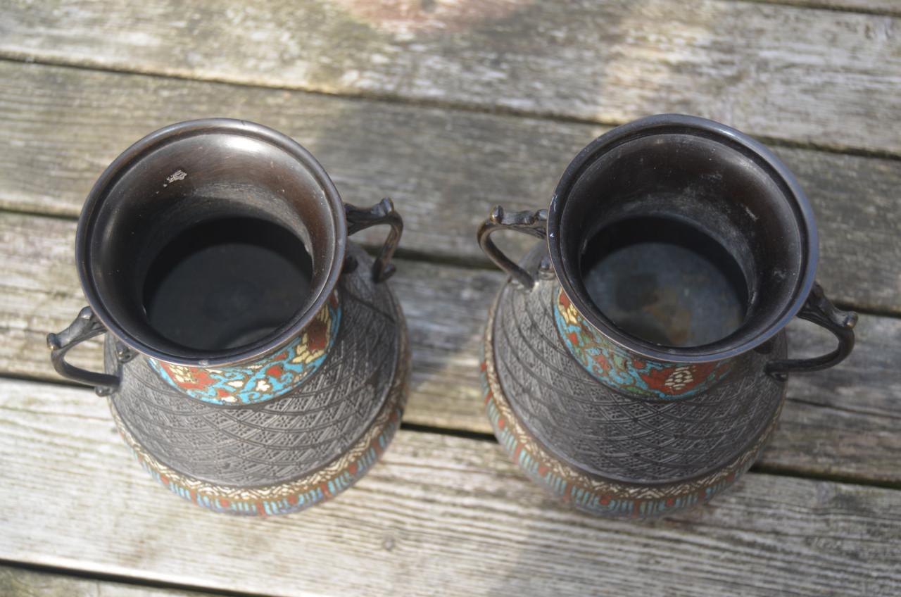 2 Japanse vazen Brons of koperlegering met champlevé email