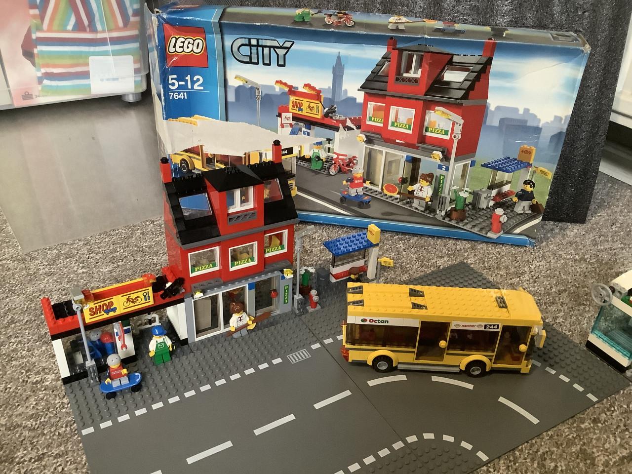 Complete Lego City set 7641, winkelstraat met bus. Met boekjes en doos