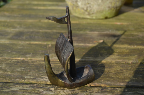Bronzen beeldje bootje - vikingscheepje in goede staat.