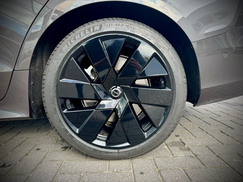 Volvo V60 t6 awd ultimate dark | nieuwprijs € 70.734,= |