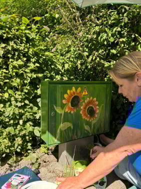 Met de hand beschilderde borden en andere voorwerpen