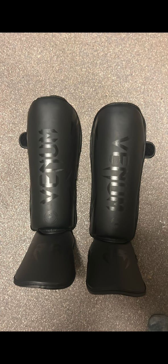 Venom bokshandschoenen en scheenbeschermers