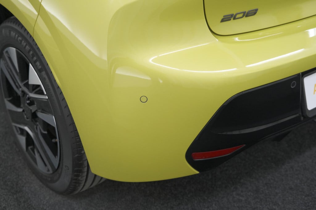 Peugeot 208 puretech 100 allure | parkeersensoren | apple carplay | climate