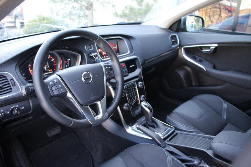 Volvo V40 1.5 t2 momentum automaat - pdc rondom + camera - full led - navi 