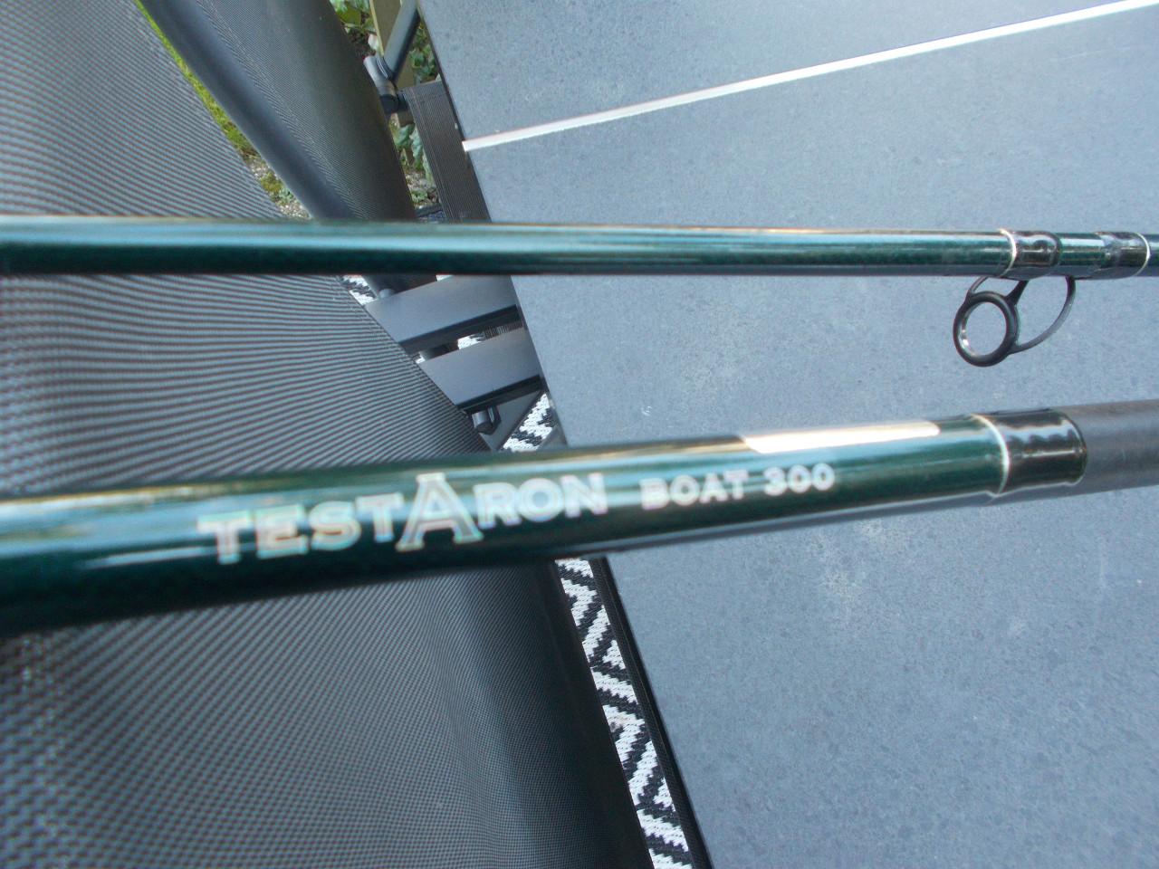 Fraaie tweedelige boothengel, lengte 300 cm , werpgewicht tot 200 gram