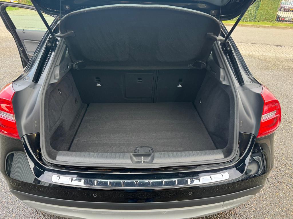 Mercedes-Benz Gla-klasse 180 ambition style automaat , afneembare trekhaak 