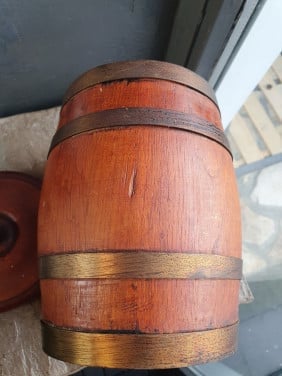 Mooie houten sigaren of tabakpot gekuipt met koperen banden...