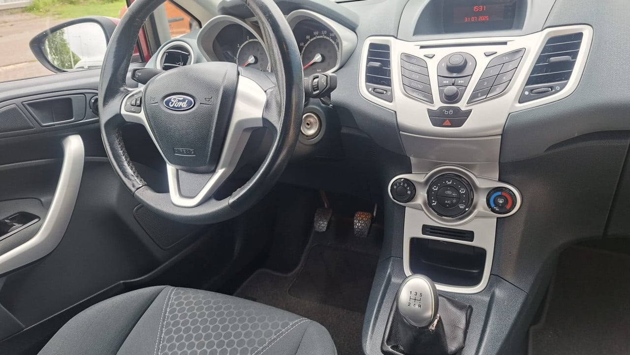 Ford  FIESTA 1.25 Titanium 3drs bj:2011 airco lm-velgen