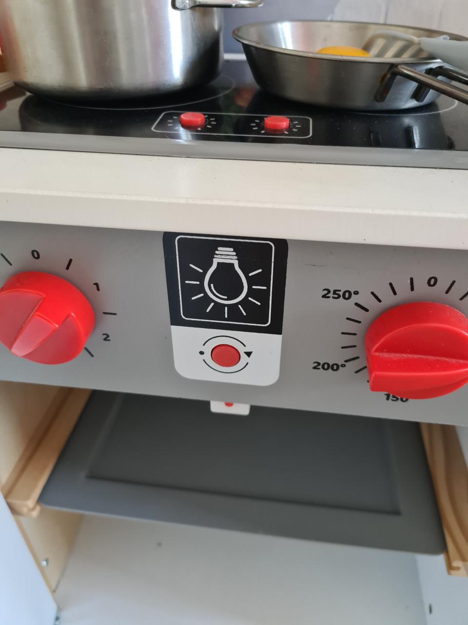 Houten speel keuken met geluiden , licht en ongeveer 150 accessoires