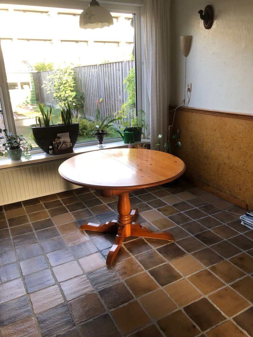 Ronde houten eettafel.