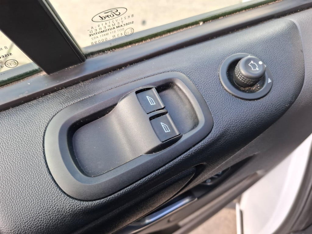 Ford Transit Custom 320 2.0 tdci l2h2 trend airco / cruise controle / verho