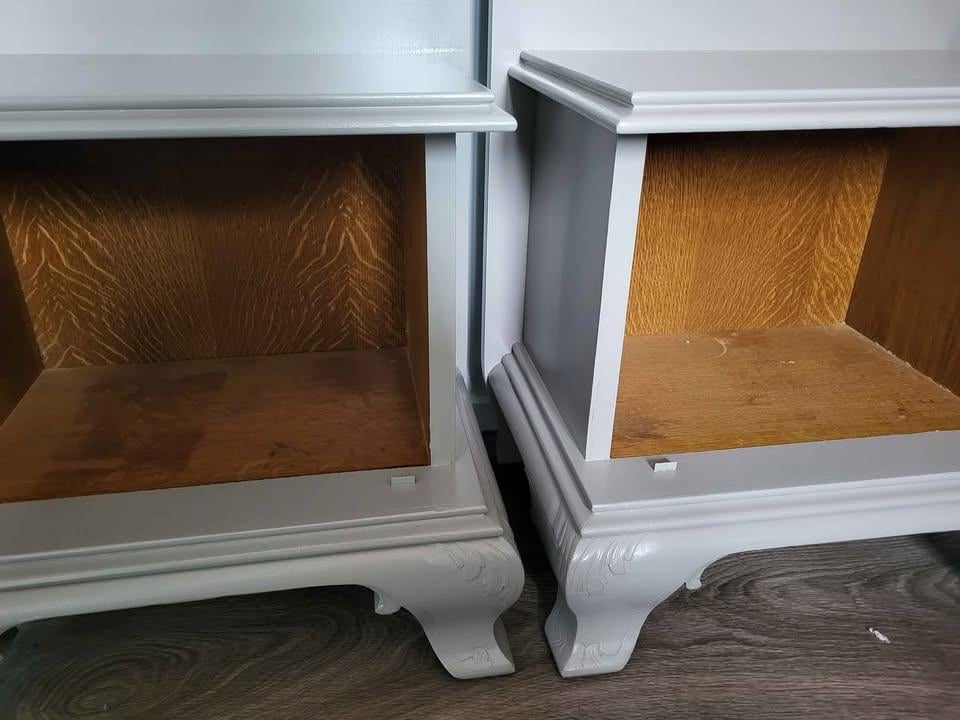 Recentelijk opgeknapte set nachtkastjes beige