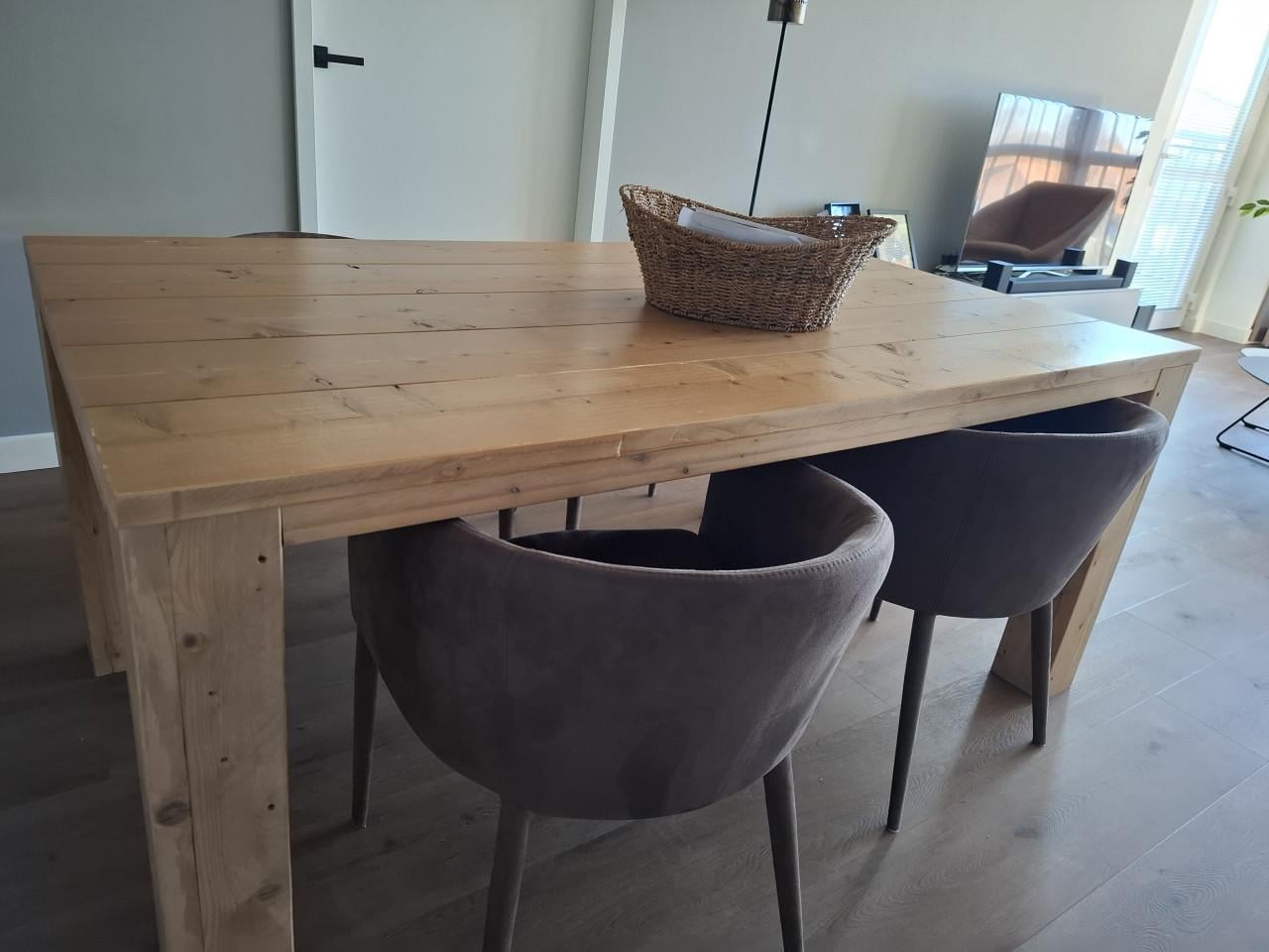 Steigerhouten eettafel met vier bijpassende stoelen