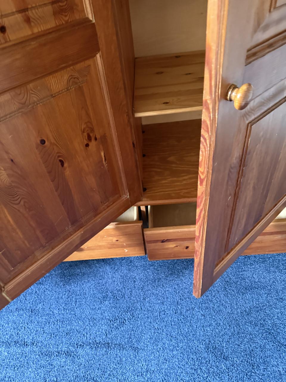 Houten kledingkast met hang en leg planken
