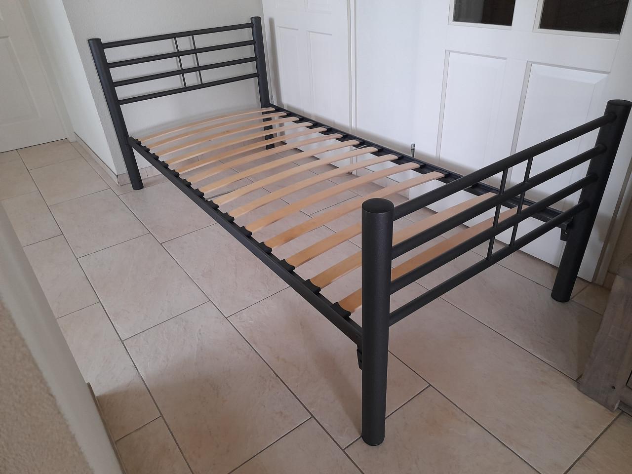 Metalen bed ( in goede nette staat )  Kleur antraciet!