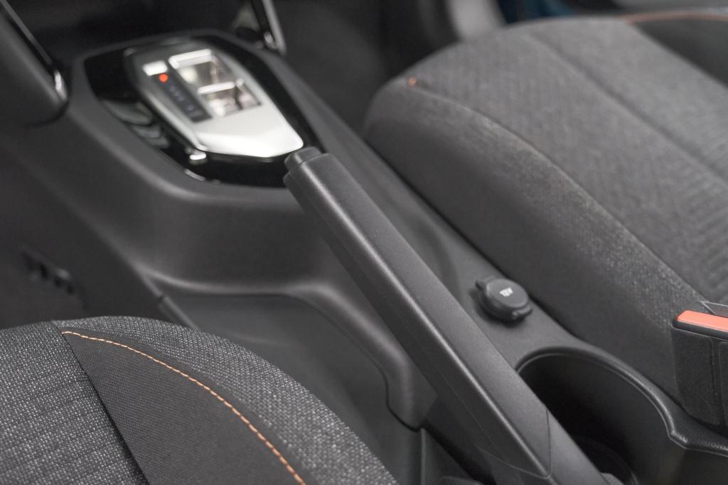 Peugeot 2008 hybrid 136 e-dcs6 style | apple carplay | parkeersensoren | cl