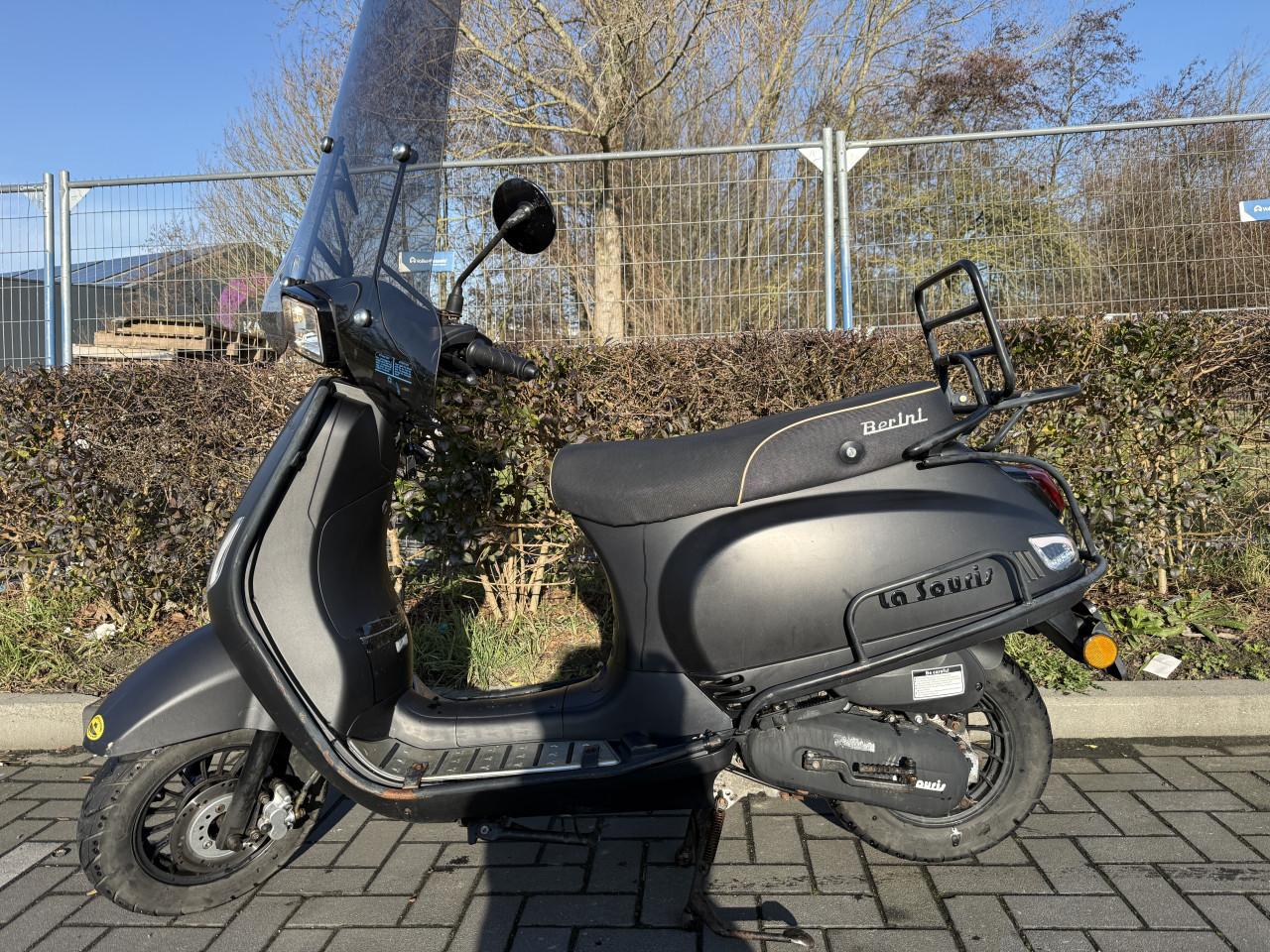 La Souris Sourini Special Edition Matt Black Geel kenteken