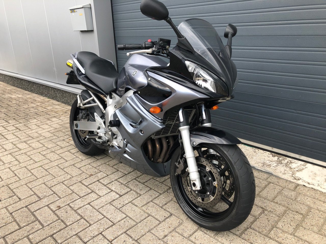 Yamaha FZ6S uit 2005 met 32 dkm, Akrapovic, volle kuip, rijklaar €2950,-