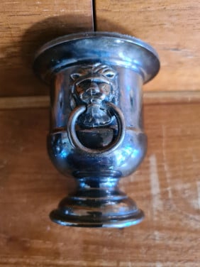 Een zilveren lepelvaasje of mini wijnkoeler van Viners of Sheffield