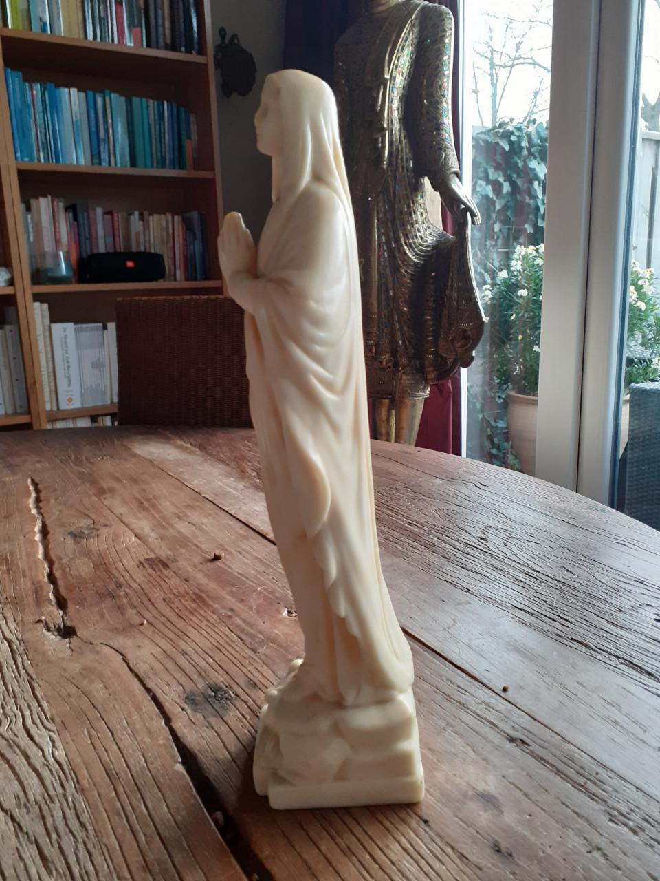 Mariabeeld. Puntgaaf.