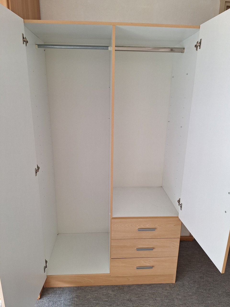 Kledingkast hang.