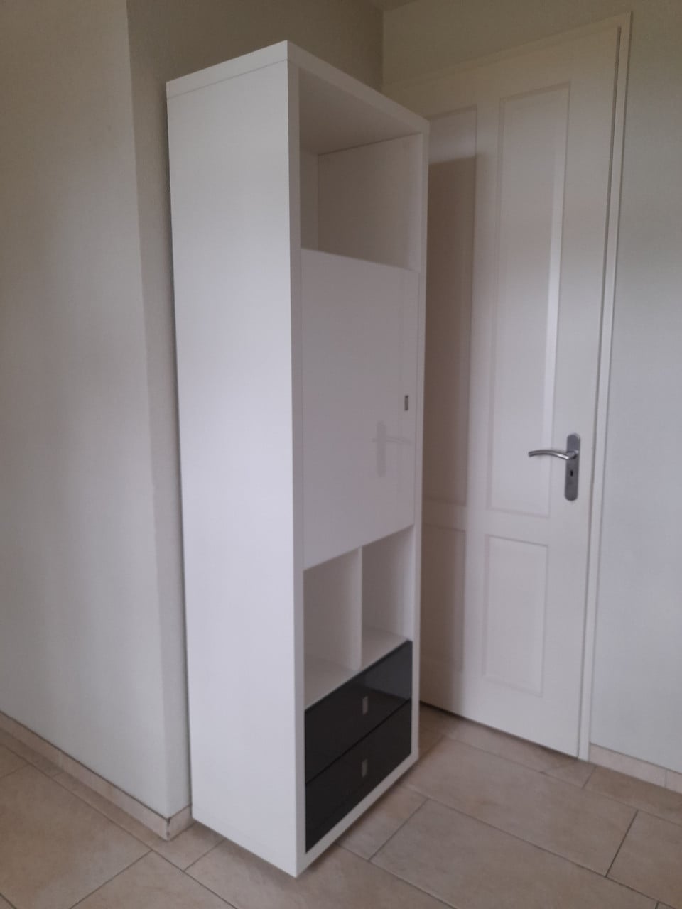 Prachtige XOOON kast 40 x 65 x 208 ( in goede nette staat)