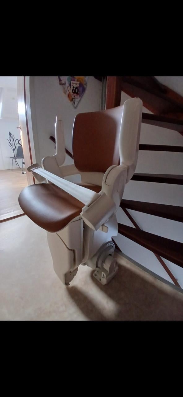 Traplift, 2 bochten naar links, 14 treden