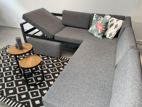 Loungeset aluminium grijs met grijze kussens en tafeltjes.