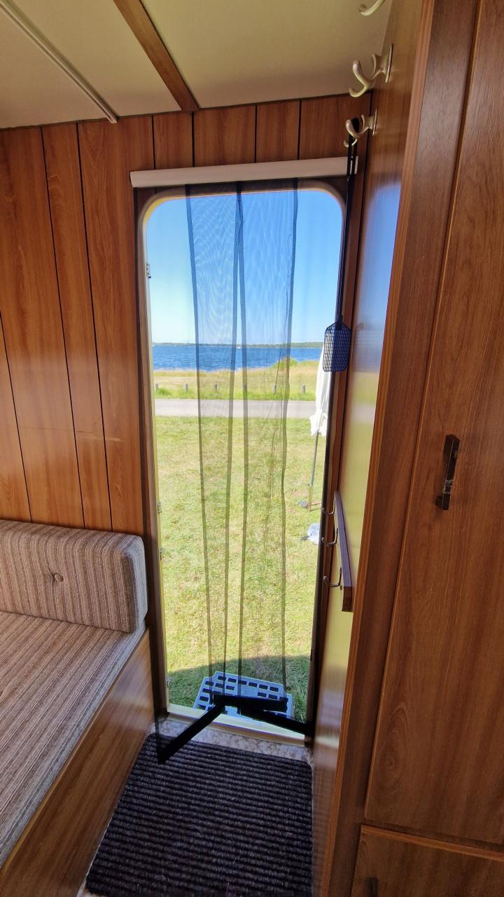 Caravan (met voortent en 2 luifels)